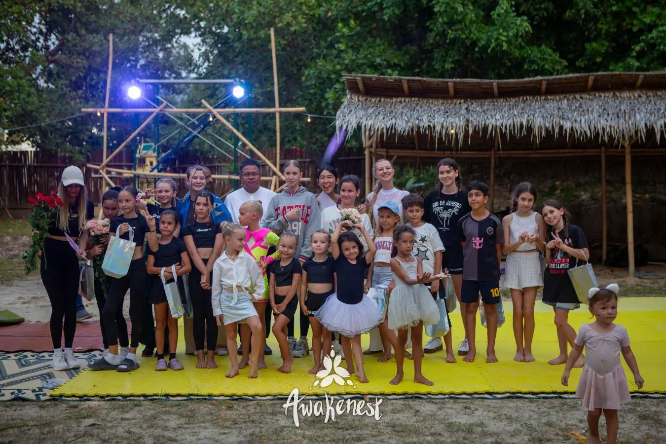Big group photo with kids on yellow mat.